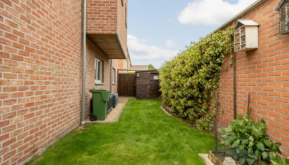 PRACHTIG GELIJKVLOERS APPARTEMENT (97M2) MET 2 SLAAPKAMERS, TERRAS + TUIN EN AUTOSTANDPLAATS TE HASSELT (KORTESSEM)!

In het centrum van Kortessem, meer bepaald op de Omstraat 1 vinden we, op de gelijkvloerse verdieping, dit hedendaags appartement met 2 s