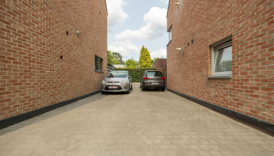 PRACHTIG GELIJKVLOERS APPARTEMENT (97M2) MET 2 SLAAPKAMERS, TERRAS + TUIN EN AUTOSTANDPLAATS TE HASSELT (KORTESSEM)!

In het centrum van Kortessem, meer bepaald op de Omstraat 1 vinden we, op de gelijkvloerse verdieping, dit hedendaags appartement met 2 s