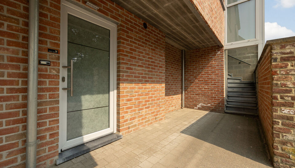 PRACHTIG GELIJKVLOERS APPARTEMENT (97M2) MET 2 SLAAPKAMERS, TERRAS + TUIN EN AUTOSTANDPLAATS TE HASSELT (KORTESSEM)!

In het centrum van Kortessem, meer bepaald op de Omstraat 1 vinden we, op de gelijkvloerse verdieping, dit hedendaags appartement met 2 s