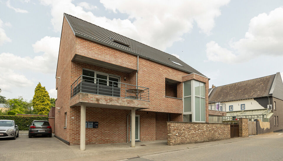 PRACHTIG GELIJKVLOERS APPARTEMENT (97M2) MET 2 SLAAPKAMERS, TERRAS + TUIN EN AUTOSTANDPLAATS TE HASSELT (KORTESSEM)!

In het centrum van Kortessem, meer bepaald op de Omstraat 1 vinden we, op de gelijkvloerse verdieping, dit hedendaags appartement met 2 s