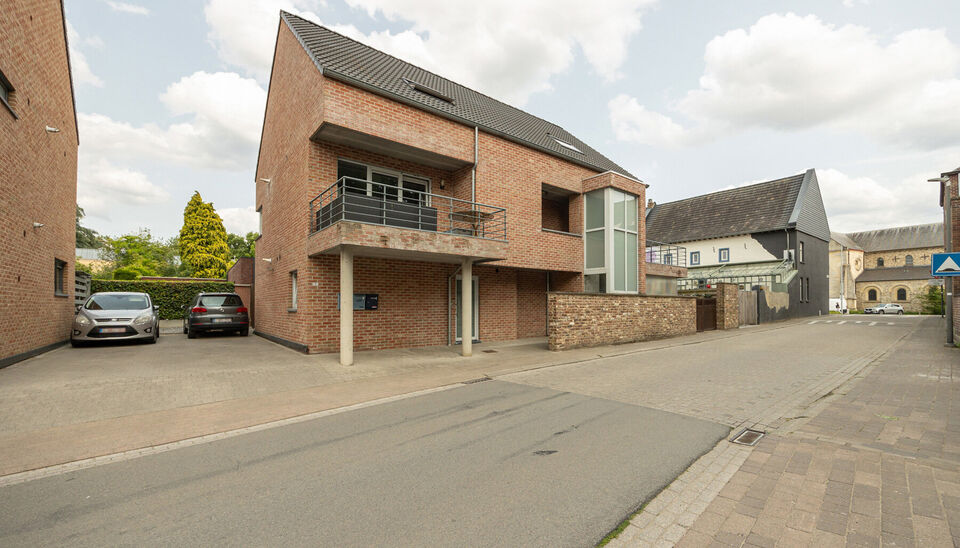 PRACHTIG GELIJKVLOERS APPARTEMENT (97M2) MET 2 SLAAPKAMERS, TERRAS + TUIN EN AUTOSTANDPLAATS TE HASSELT (KORTESSEM)!

In het centrum van Kortessem, meer bepaald op de Omstraat 1 vinden we, op de gelijkvloerse verdieping, dit hedendaags appartement met 2 s