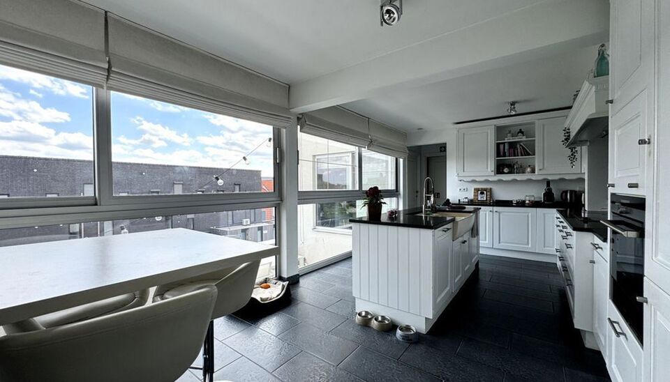 PRACHTIG RUIM (111m2) EN LICHTRIJK APPARTEMENT MET 2 SLAAPKAMERS, RUIM ZONNETERRAS, AUTOSTANDPLAATS, GARAGEBOX + KELDERBERGING TE HASSELT (BINNEN DE GROTE RING)!

Op een steenworp van het centrum van Hasselt bevindt zich dit prachtig appartement gelegen i