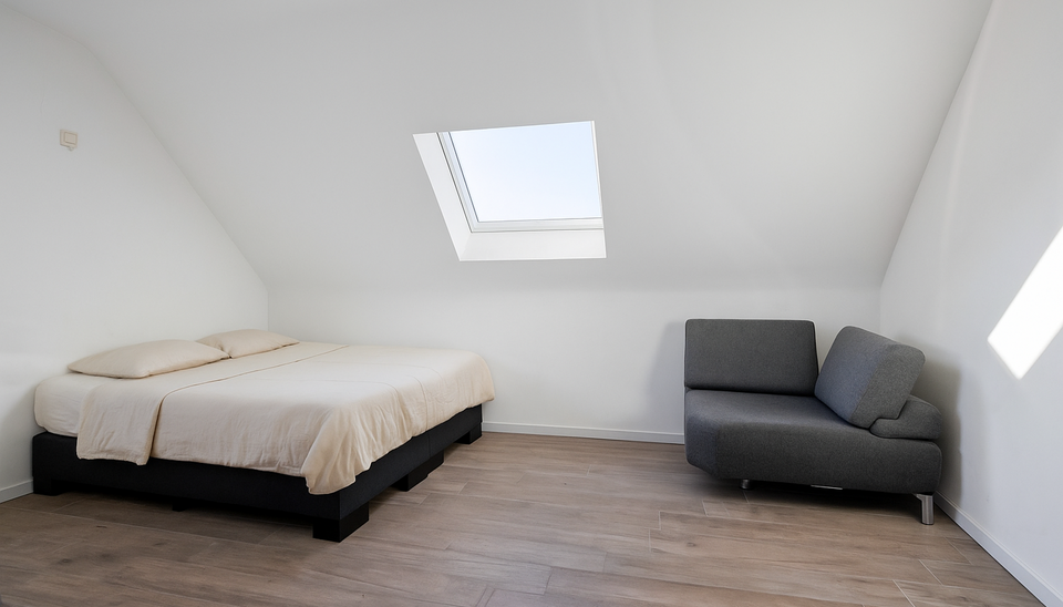 PRACHTIG AFGEWERKT EN ENERGIEZUINIG DUPLEX-APPARTEMENT (123 M2 WOONOPPERVLAKTE) (BRON: EPB) MET 2 SLAAPKAMERS, RUIM EN ZONOVERGOTEN TERRAS, EN AUTOSTANDPLAATS EN TUINBERGING TE NEERHAREN!

Op de weg van Lanaken naar Rekem vind je, aan de linkerkant, ter h