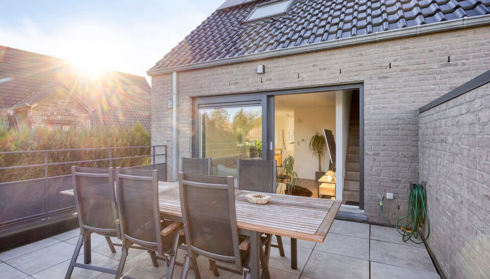 PRACHTIG AFGEWERKT EN ENERGIEZUINIG DUPLEX-APPARTEMENT (123 M2 WOONOPPERVLAKTE) (BRON: EPB) MET 2 SLAAPKAMERS, RUIM EN ZONOVERGOTEN TERRAS, EN AUTOSTANDPLAATS EN TUINBERGING TE NEERHAREN!

Op de weg van Lanaken naar Rekem vind je, aan de linkerkant, ter h