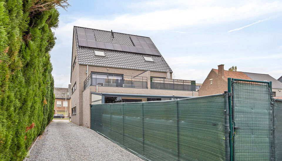 PRACHTIG AFGEWERKT EN ENERGIEZUINIG DUPLEX-APPARTEMENT (123 M2 WOONOPPERVLAKTE) (BRON: EPB) MET 2 SLAAPKAMERS, RUIM EN ZONOVERGOTEN TERRAS, EN AUTOSTANDPLAATS EN TUINBERGING TE NEERHAREN!

Op de weg van Lanaken naar Rekem vind je, aan de linkerkant, ter h