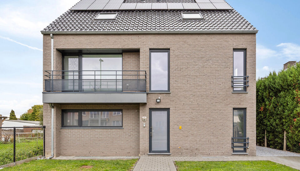 PRACHTIG AFGEWERKT EN ENERGIEZUINIG DUPLEX-APPARTEMENT (123 M2 WOONOPPERVLAKTE) (BRON: EPB) MET 2 SLAAPKAMERS, RUIM EN ZONOVERGOTEN TERRAS, EN AUTOSTANDPLAATS EN TUINBERGING TE NEERHAREN!

Op de weg van Lanaken naar Rekem vind je, aan de linkerkant, ter h