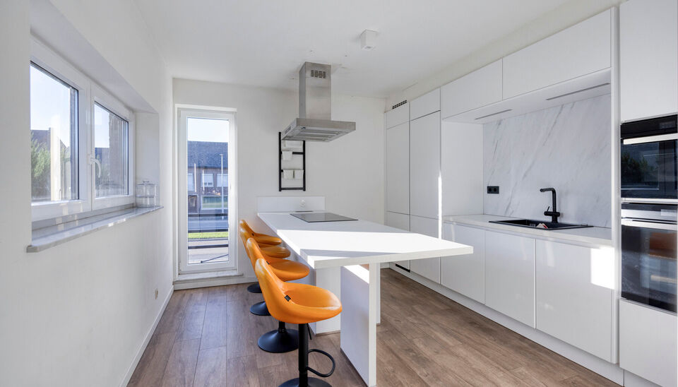 PRACHTIG AFGEWERKT EN ENERGIEZUINIG DUPLEX-APPARTEMENT (123 M2 WOONOPPERVLAKTE) (BRON: EPB) MET 2 SLAAPKAMERS, RUIM EN ZONOVERGOTEN TERRAS, EN AUTOSTANDPLAATS EN TUINBERGING TE NEERHAREN!

Op de weg van Lanaken naar Rekem vind je, aan de linkerkant, ter h