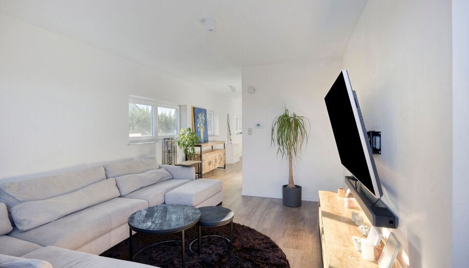 PRACHTIG AFGEWERKT EN ENERGIEZUINIG DUPLEX-APPARTEMENT (123 M2 WOONOPPERVLAKTE) (BRON: EPB) MET 2 SLAAPKAMERS, RUIM EN ZONOVERGOTEN TERRAS, EN AUTOSTANDPLAATS EN TUINBERGING TE NEERHAREN!

Op de weg van Lanaken naar Rekem vind je, aan de linkerkant, ter h