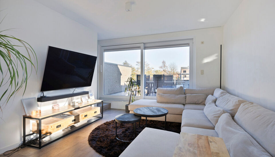 PRACHTIG AFGEWERKT EN ENERGIEZUINIG DUPLEX-APPARTEMENT (123 M2 WOONOPPERVLAKTE) (BRON: EPB) MET 2 SLAAPKAMERS, RUIM EN ZONOVERGOTEN TERRAS, EN AUTOSTANDPLAATS EN TUINBERGING TE NEERHAREN!

Op de weg van Lanaken naar Rekem vind je, aan de linkerkant, ter h