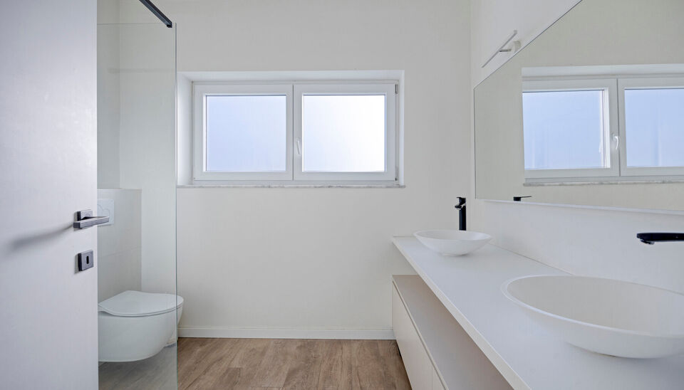 PRACHTIG AFGEWERKT EN ENERGIEZUINIG DUPLEX-APPARTEMENT (123 M2 WOONOPPERVLAKTE) (BRON: EPB) MET 2 SLAAPKAMERS, RUIM EN ZONOVERGOTEN TERRAS, EN AUTOSTANDPLAATS EN TUINBERGING TE NEERHAREN!

Op de weg van Lanaken naar Rekem vind je, aan de linkerkant, ter h