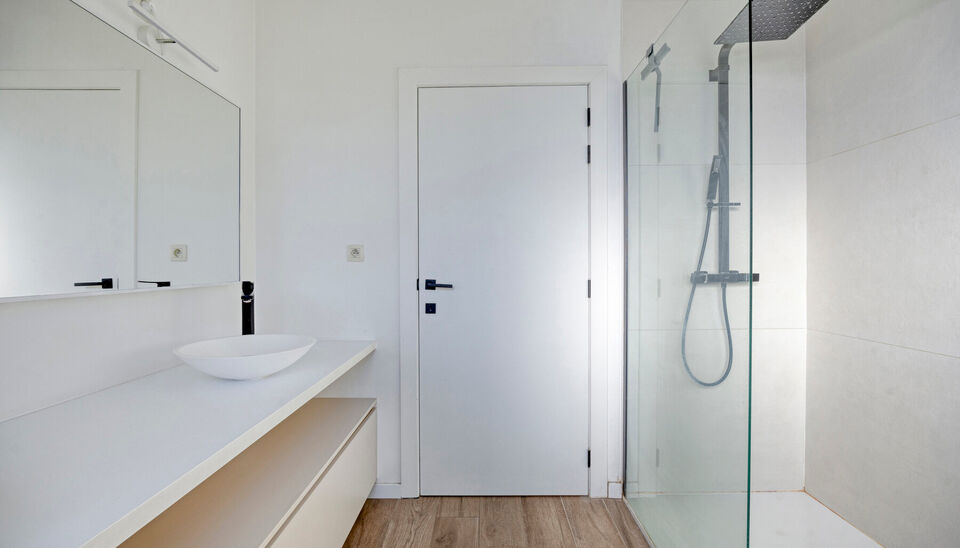 PRACHTIG AFGEWERKT EN ENERGIEZUINIG DUPLEX-APPARTEMENT (123 M2 WOONOPPERVLAKTE) (BRON: EPB) MET 2 SLAAPKAMERS, RUIM EN ZONOVERGOTEN TERRAS, EN AUTOSTANDPLAATS EN TUINBERGING TE NEERHAREN!

Op de weg van Lanaken naar Rekem vind je, aan de linkerkant, ter h