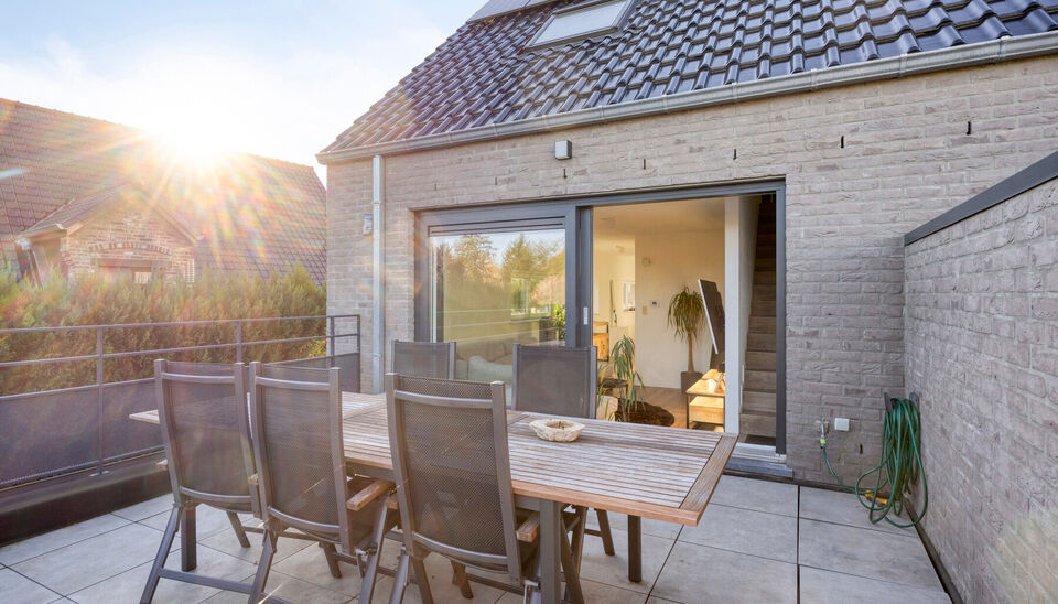 PRACHTIG AFGEWERKT EN ENERGIEZUINIG DUPLEX-APPARTEMENT (123 M2 WOONOPPERVLAKTE) (BRON: EPB) MET 2 SLAAPKAMERS, RUIM EN ZONOVERGOTEN TERRAS, EN AUTOSTANDPLAATS EN TUINBERGING TE NEERHAREN!

Op de weg van Lanaken naar Rekem vind je, aan de linkerkant, ter h