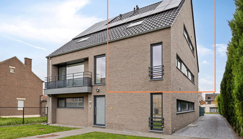PRACHTIG AFGEWERKT EN ENERGIEZUINIG DUPLEX-APPARTEMENT (123 M2 WOONOPPERVLAKTE) (BRON: EPB) MET 2 SLAAPKAMERS, RUIM EN ZONOVERGOTEN TERRAS, EN AUTOSTANDPLAATS EN TUINBERGING TE NEERHAREN!

Op de weg van Lanaken naar Rekem vind je, aan de linkerkant, ter h