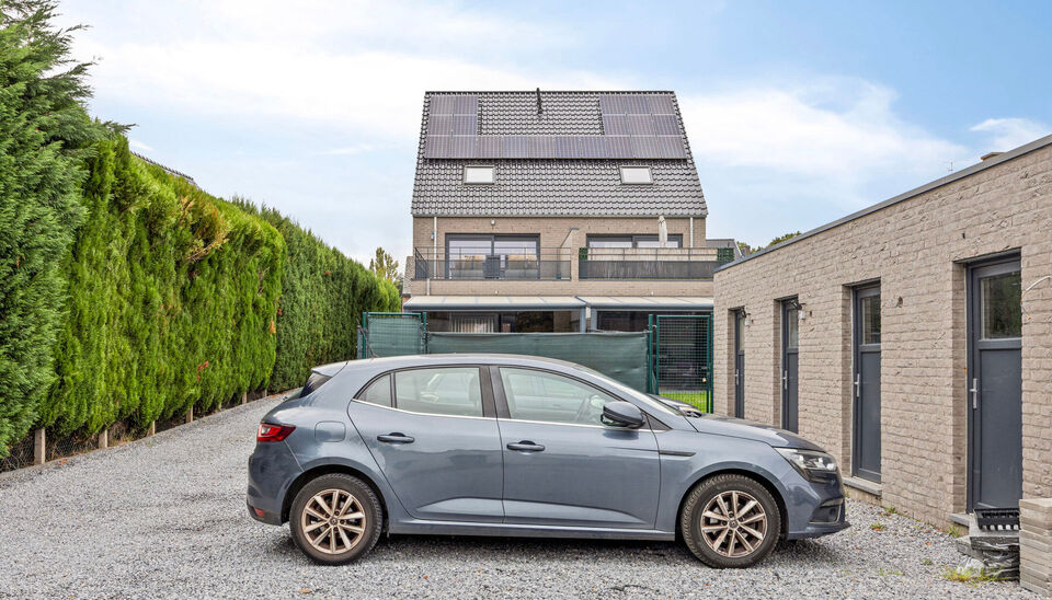 PRACHTIG AFGEWERKT EN ENERGIEZUINIG DUPLEX-APPARTEMENT (123 M2 WOONOPPERVLAKTE) (BRON: EPB) MET 2 SLAAPKAMERS, RUIM EN ZONOVERGOTEN TERRAS, EN AUTOSTANDPLAATS EN TUINBERGING TE NEERHAREN!

Op de weg van Lanaken naar Rekem vind je, aan de linkerkant, ter h