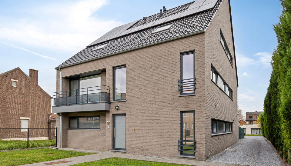 PRACHTIG AFGEWERKT EN ENERGIEZUINIG DUPLEX-APPARTEMENT (123 M2 WOONOPPERVLAKTE) (BRON: EPB) MET 2 SLAAPKAMERS, RUIM EN ZONOVERGOTEN TERRAS, EN AUTOSTANDPLAATS EN TUINBERGING TE NEERHAREN!

Op de weg van Lanaken naar Rekem vind je, aan de linkerkant, ter h
