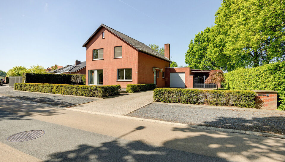 INSTAPKLARE, RUIME GEZINSWONING MET 5 SLAAPKAMERS, 3 BADKAMERS EN ZONNETERRAS OP EEN PRACHTIG WESTELIJK GEORIENTEERD PERCEEL VAN 10A55CA TE HASSELT!

In Sint-Lambrechts-Herk, vlak aan de verbindingsweg Hasselt-Sint-Truiden vinden we deze ruime en multifun