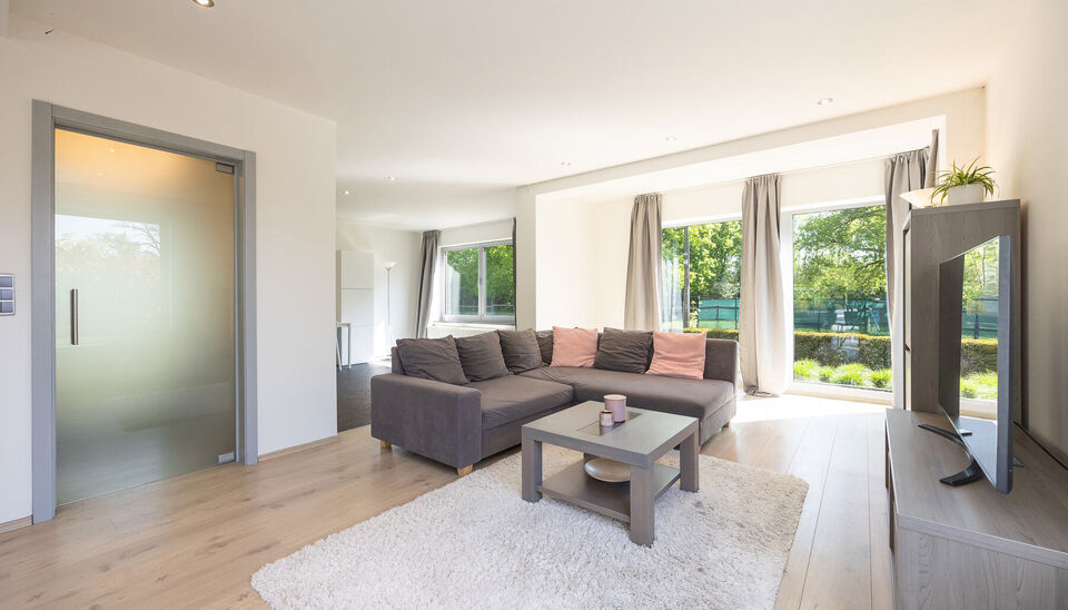 INSTAPKLARE, RUIME GEZINSWONING MET 5 SLAAPKAMERS, 3 BADKAMERS EN ZONNETERRAS OP EEN PRACHTIG WESTELIJK GEORIENTEERD PERCEEL VAN 10A55CA TE HASSELT!

In Sint-Lambrechts-Herk, vlak aan de verbindingsweg Hasselt-Sint-Truiden vinden we deze ruime en multifun