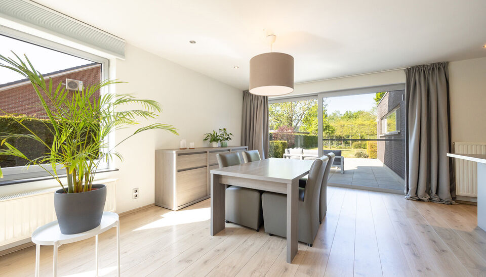 INSTAPKLARE, RUIME GEZINSWONING MET 5 SLAAPKAMERS, 3 BADKAMERS EN ZONNETERRAS OP EEN PRACHTIG WESTELIJK GEORIENTEERD PERCEEL VAN 10A55CA TE HASSELT!

In Sint-Lambrechts-Herk, vlak aan de verbindingsweg Hasselt-Sint-Truiden vinden we deze ruime en multifun