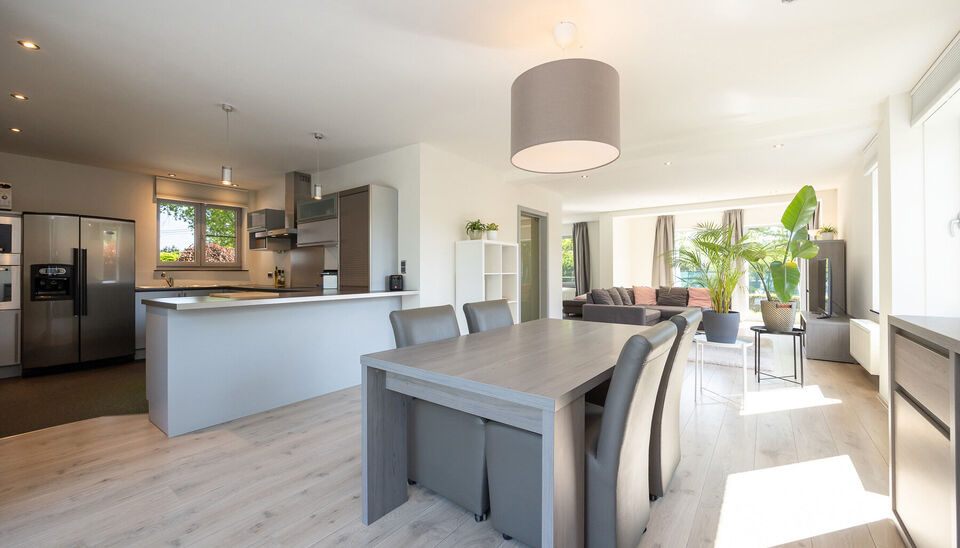 INSTAPKLARE, RUIME GEZINSWONING MET 5 SLAAPKAMERS, 3 BADKAMERS EN ZONNETERRAS OP EEN PRACHTIG WESTELIJK GEORIENTEERD PERCEEL VAN 10A55CA TE HASSELT!

In Sint-Lambrechts-Herk, vlak aan de verbindingsweg Hasselt-Sint-Truiden vinden we deze ruime en multifun