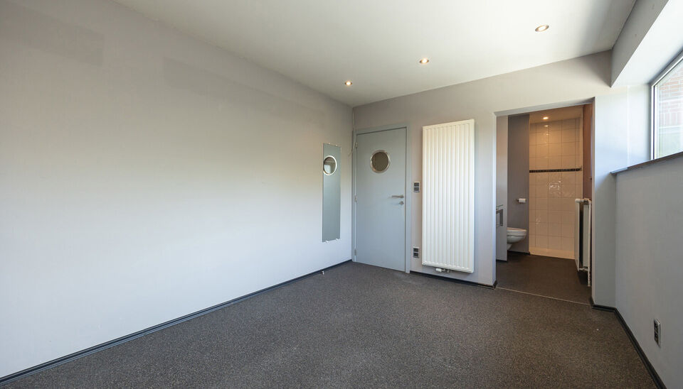 INSTAPKLARE, RUIME GEZINSWONING MET 5 SLAAPKAMERS, 3 BADKAMERS EN ZONNETERRAS OP EEN PRACHTIG WESTELIJK GEORIENTEERD PERCEEL VAN 10A55CA TE HASSELT!

In Sint-Lambrechts-Herk, vlak aan de verbindingsweg Hasselt-Sint-Truiden vinden we deze ruime en multifun