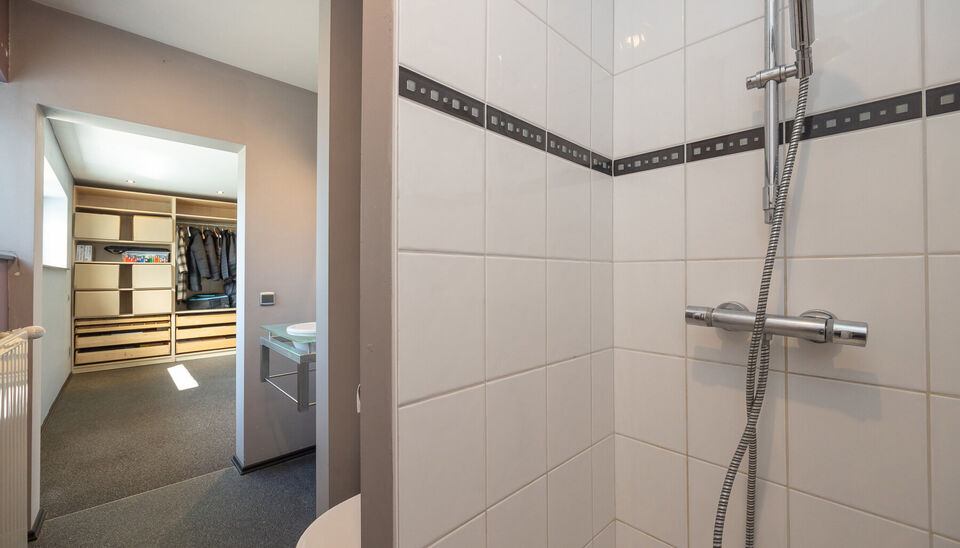 INSTAPKLARE, RUIME GEZINSWONING MET 5 SLAAPKAMERS, 3 BADKAMERS EN ZONNETERRAS OP EEN PRACHTIG WESTELIJK GEORIENTEERD PERCEEL VAN 10A55CA TE HASSELT!

In Sint-Lambrechts-Herk, vlak aan de verbindingsweg Hasselt-Sint-Truiden vinden we deze ruime en multifun