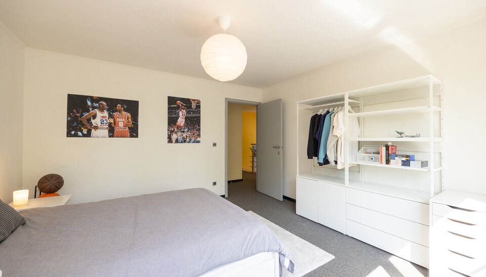 INSTAPKLARE, RUIME GEZINSWONING MET 5 SLAAPKAMERS, 3 BADKAMERS EN ZONNETERRAS OP EEN PRACHTIG WESTELIJK GEORIENTEERD PERCEEL VAN 10A55CA TE HASSELT!

In Sint-Lambrechts-Herk, vlak aan de verbindingsweg Hasselt-Sint-Truiden vinden we deze ruime en multifun
