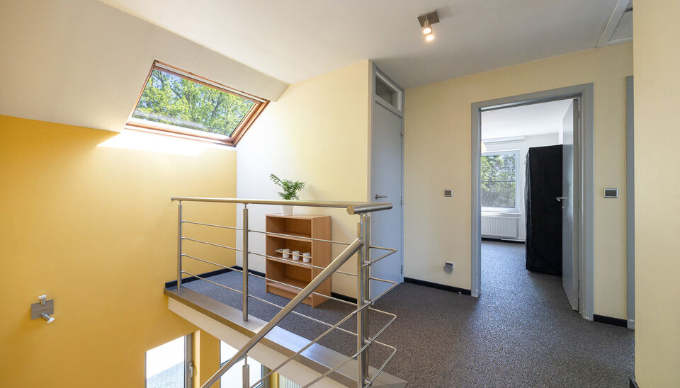 INSTAPKLARE, RUIME GEZINSWONING MET 5 SLAAPKAMERS, 3 BADKAMERS EN ZONNETERRAS OP EEN PRACHTIG WESTELIJK GEORIENTEERD PERCEEL VAN 10A55CA TE HASSELT!

In Sint-Lambrechts-Herk, vlak aan de verbindingsweg Hasselt-Sint-Truiden vinden we deze ruime en multifun