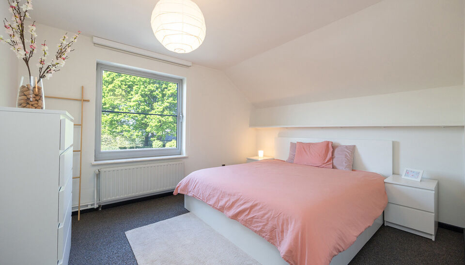 INSTAPKLARE, RUIME GEZINSWONING MET 5 SLAAPKAMERS, 3 BADKAMERS EN ZONNETERRAS OP EEN PRACHTIG WESTELIJK GEORIENTEERD PERCEEL VAN 10A55CA TE HASSELT!

In Sint-Lambrechts-Herk, vlak aan de verbindingsweg Hasselt-Sint-Truiden vinden we deze ruime en multifun