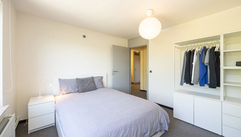 INSTAPKLARE, RUIME GEZINSWONING MET 5 SLAAPKAMERS, 3 BADKAMERS EN ZONNETERRAS OP EEN PRACHTIG WESTELIJK GEORIENTEERD PERCEEL VAN 10A55CA TE HASSELT!

In Sint-Lambrechts-Herk, vlak aan de verbindingsweg Hasselt-Sint-Truiden vinden we deze ruime en multifun
