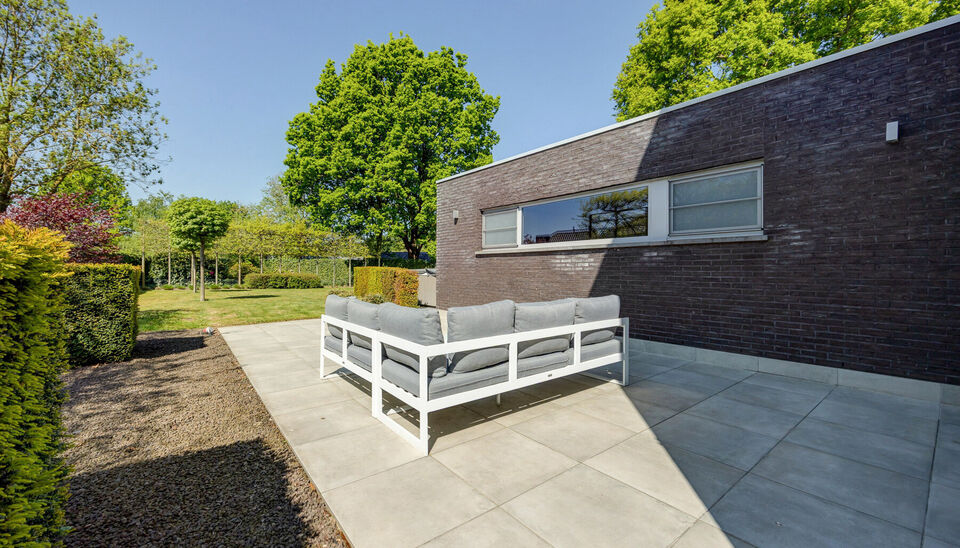 INSTAPKLARE, RUIME GEZINSWONING MET 5 SLAAPKAMERS, 3 BADKAMERS EN ZONNETERRAS OP EEN PRACHTIG WESTELIJK GEORIENTEERD PERCEEL VAN 10A55CA TE HASSELT!

In Sint-Lambrechts-Herk, vlak aan de verbindingsweg Hasselt-Sint-Truiden vinden we deze ruime en multifun