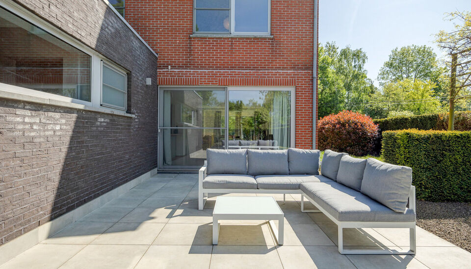 INSTAPKLARE, RUIME GEZINSWONING MET 5 SLAAPKAMERS, 3 BADKAMERS EN ZONNETERRAS OP EEN PRACHTIG WESTELIJK GEORIENTEERD PERCEEL VAN 10A55CA TE HASSELT!

In Sint-Lambrechts-Herk, vlak aan de verbindingsweg Hasselt-Sint-Truiden vinden we deze ruime en multifun