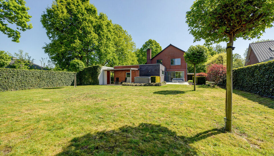 INSTAPKLARE, RUIME GEZINSWONING MET 5 SLAAPKAMERS, 3 BADKAMERS EN ZONNETERRAS OP EEN PRACHTIG WESTELIJK GEORIENTEERD PERCEEL VAN 10A55CA TE HASSELT!

In Sint-Lambrechts-Herk, vlak aan de verbindingsweg Hasselt-Sint-Truiden vinden we deze ruime en multifun