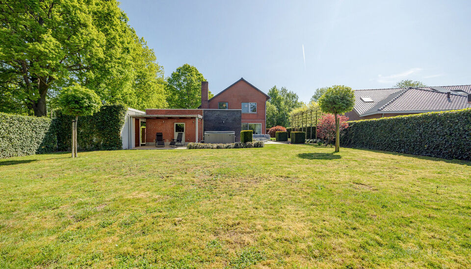 INSTAPKLARE, RUIME GEZINSWONING MET 5 SLAAPKAMERS, 3 BADKAMERS EN ZONNETERRAS OP EEN PRACHTIG WESTELIJK GEORIENTEERD PERCEEL VAN 10A55CA TE HASSELT!

In Sint-Lambrechts-Herk, vlak aan de verbindingsweg Hasselt-Sint-Truiden vinden we deze ruime en multifun