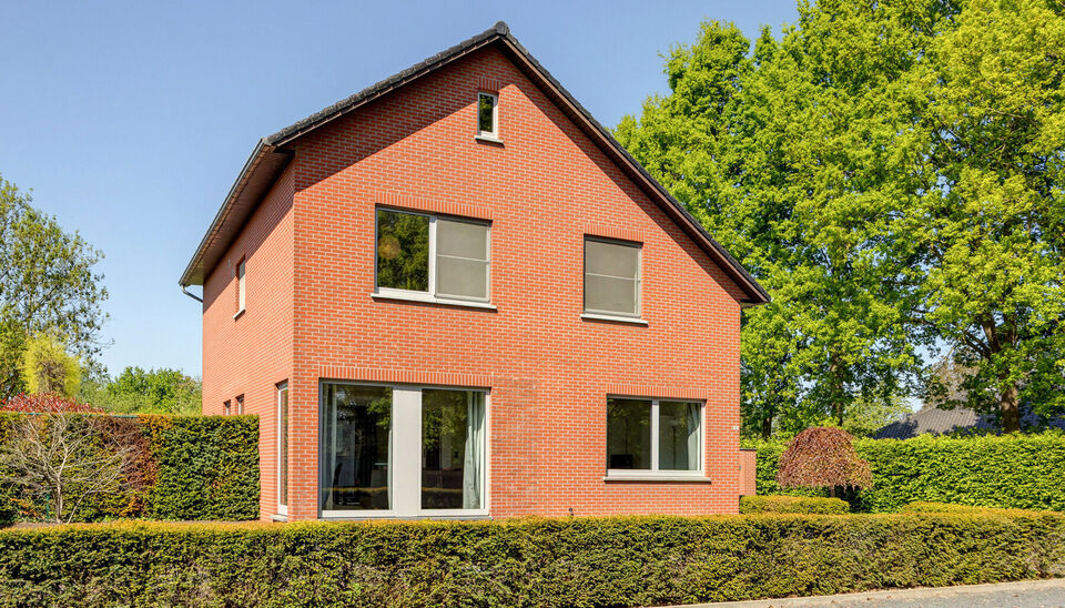 INSTAPKLARE, RUIME GEZINSWONING MET 5 SLAAPKAMERS, 3 BADKAMERS EN ZONNETERRAS OP EEN PRACHTIG WESTELIJK GEORIENTEERD PERCEEL VAN 10A55CA TE HASSELT!

In Sint-Lambrechts-Herk, vlak aan de verbindingsweg Hasselt-Sint-Truiden vinden we deze ruime en multifun