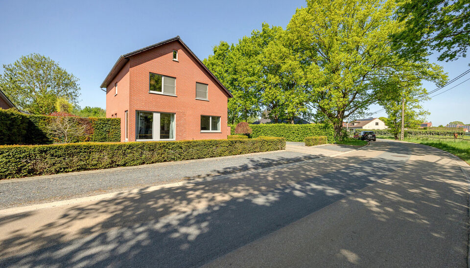 INSTAPKLARE, RUIME GEZINSWONING MET 5 SLAAPKAMERS, 3 BADKAMERS EN ZONNETERRAS OP EEN PRACHTIG WESTELIJK GEORIENTEERD PERCEEL VAN 10A55CA TE HASSELT!

In Sint-Lambrechts-Herk, vlak aan de verbindingsweg Hasselt-Sint-Truiden vinden we deze ruime en multifun