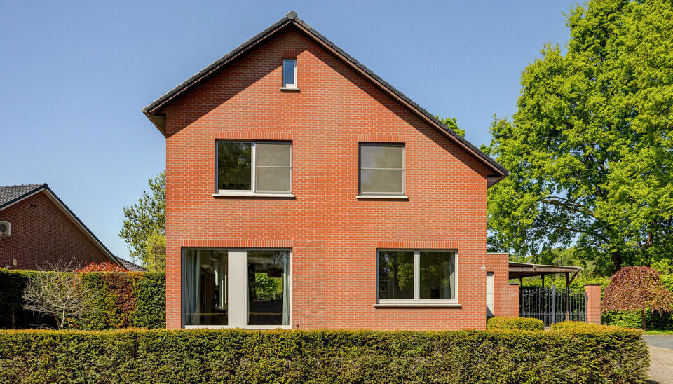 INSTAPKLARE, RUIME GEZINSWONING MET 5 SLAAPKAMERS, 3 BADKAMERS EN ZONNETERRAS OP EEN PRACHTIG WESTELIJK GEORIENTEERD PERCEEL VAN 10A55CA TE HASSELT!

In Sint-Lambrechts-Herk, vlak aan de verbindingsweg Hasselt-Sint-Truiden vinden we deze ruime en multifun