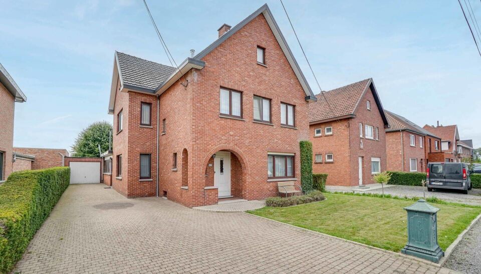 GEZINSWONING (OB) MET 3 SLAAPKAMERS EN GARAGE / WERKHUIS OP 10A15CA TE ALKEN (SINT-JORIS)! 

Deze goed onderhouden woning, vinden we terug in Alken in de Sint Jorisstraat op nummer 53. Deze ligging in de dorpskern van Sint-Joris zelf betekent een vlotte 