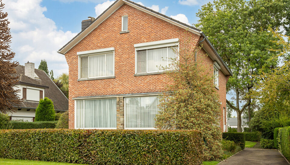 STIJLVOLLE GEZINSWONING (OB) MET 4 SLAAPKAMERS OP ZUID-OOSTELIJK GERICHT PERCEEL VAN 10A34CA IN EXCLUSIEVE RESIDENTI&Euml;LE VILLAWIJK TE HASSELT (HENEGAUWBERG)

In de meest exclusieve residenti&euml;le villawijk van Hasselt (ook &ldquo;Henegauwberg&rdquo; of "Henegauwwi