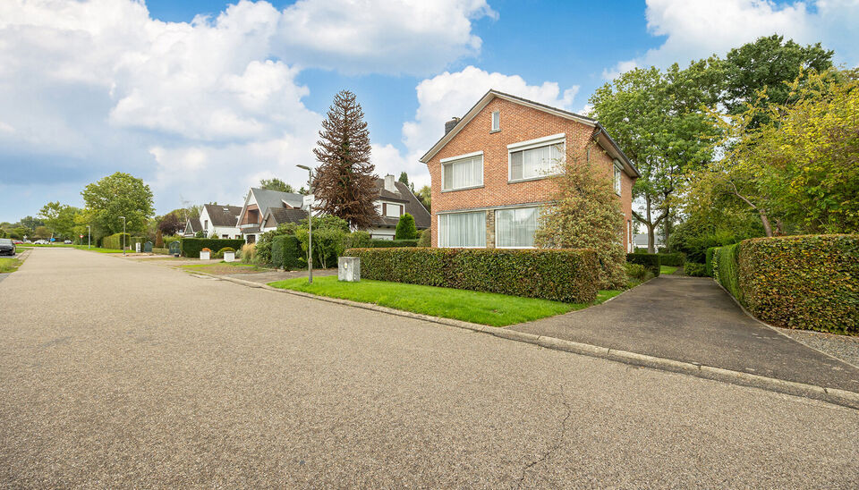 STIJLVOLLE GEZINSWONING (OB) MET 4 SLAAPKAMERS OP ZUID-OOSTELIJK GERICHT PERCEEL VAN 10A34CA IN EXCLUSIEVE RESIDENTI&Euml;LE VILLAWIJK TE HASSELT (HENEGAUWBERG)

In de meest exclusieve residenti&euml;le villawijk van Hasselt (ook &ldquo;Henegauwberg&rdquo; of "Henegauwwi