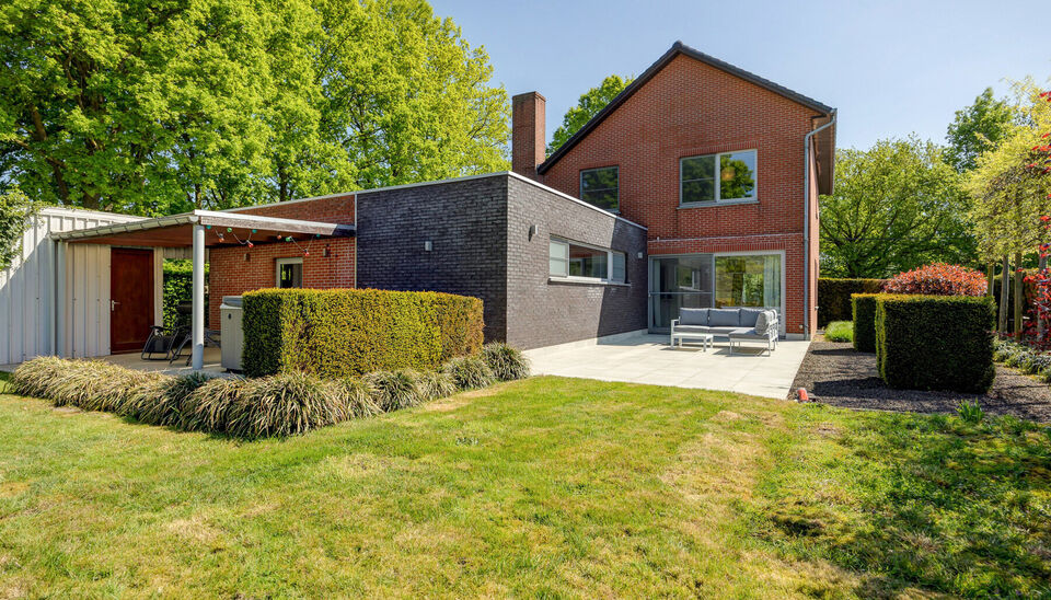 INSTAPKLARE, RUIME GEZINSWONING MET 5 SLAAPKAMERS, 3 BADKAMERS EN ZONNETERRAS OP EEN PRACHTIG WESTELIJK GEORIENTEERD PERCEEL VAN 10A55CA TE HASSELT!

In Sint-Lambrechts-Herk, vlak aan de verbindingsweg Hasselt-Sint-Truiden vinden we deze ruime en multifun
