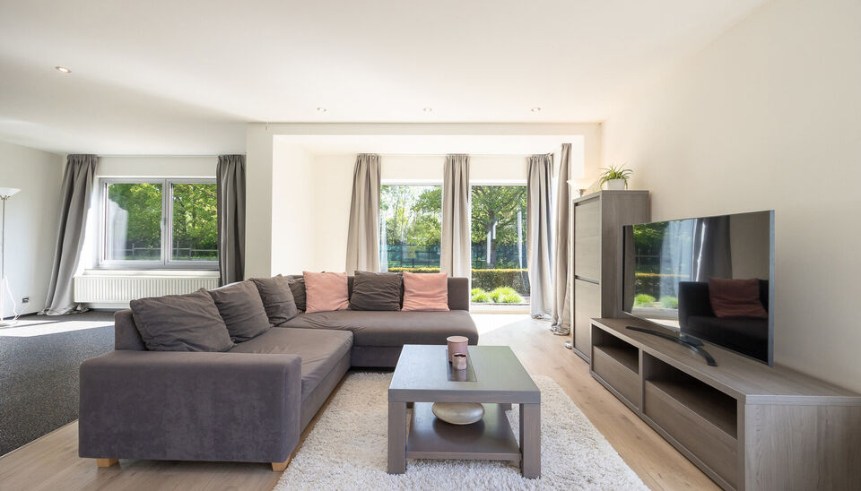 INSTAPKLARE, RUIME GEZINSWONING MET 5 SLAAPKAMERS, 3 BADKAMERS EN ZONNETERRAS OP EEN PRACHTIG WESTELIJK GEORIENTEERD PERCEEL VAN 10A55CA TE HASSELT!

In Sint-Lambrechts-Herk, vlak aan de verbindingsweg Hasselt-Sint-Truiden vinden we deze ruime en multifun