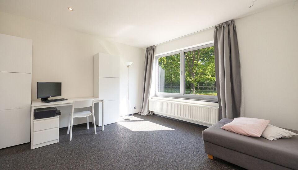 INSTAPKLARE, RUIME GEZINSWONING MET 5 SLAAPKAMERS, 3 BADKAMERS EN ZONNETERRAS OP EEN PRACHTIG WESTELIJK GEORIENTEERD PERCEEL VAN 10A55CA TE HASSELT!

In Sint-Lambrechts-Herk, vlak aan de verbindingsweg Hasselt-Sint-Truiden vinden we deze ruime en multifun