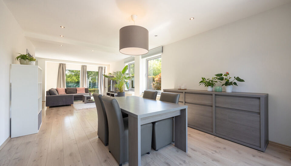INSTAPKLARE, RUIME GEZINSWONING MET 5 SLAAPKAMERS, 3 BADKAMERS EN ZONNETERRAS OP EEN PRACHTIG WESTELIJK GEORIENTEERD PERCEEL VAN 10A55CA TE HASSELT!

In Sint-Lambrechts-Herk, vlak aan de verbindingsweg Hasselt-Sint-Truiden vinden we deze ruime en multifun