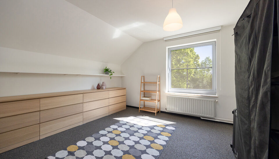 INSTAPKLARE, RUIME GEZINSWONING MET 5 SLAAPKAMERS, 3 BADKAMERS EN ZONNETERRAS OP EEN PRACHTIG WESTELIJK GEORIENTEERD PERCEEL VAN 10A55CA TE HASSELT!

In Sint-Lambrechts-Herk, vlak aan de verbindingsweg Hasselt-Sint-Truiden vinden we deze ruime en multifun