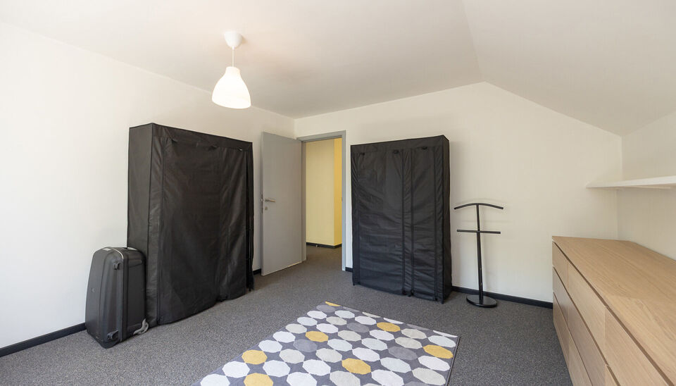 INSTAPKLARE, RUIME GEZINSWONING MET 5 SLAAPKAMERS, 3 BADKAMERS EN ZONNETERRAS OP EEN PRACHTIG WESTELIJK GEORIENTEERD PERCEEL VAN 10A55CA TE HASSELT!

In Sint-Lambrechts-Herk, vlak aan de verbindingsweg Hasselt-Sint-Truiden vinden we deze ruime en multifun
