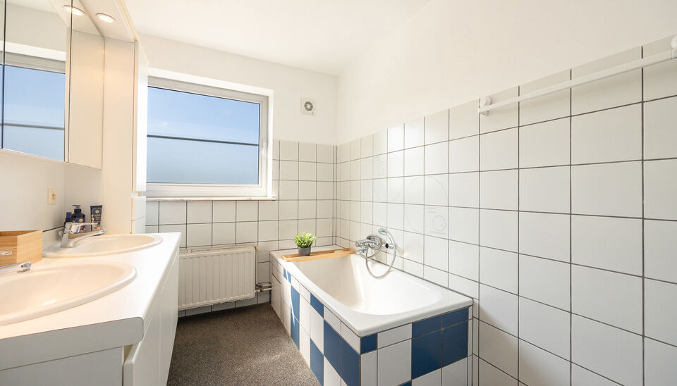 INSTAPKLARE, RUIME GEZINSWONING MET 5 SLAAPKAMERS, 3 BADKAMERS EN ZONNETERRAS OP EEN PRACHTIG WESTELIJK GEORIENTEERD PERCEEL VAN 10A55CA TE HASSELT!

In Sint-Lambrechts-Herk, vlak aan de verbindingsweg Hasselt-Sint-Truiden vinden we deze ruime en multifun