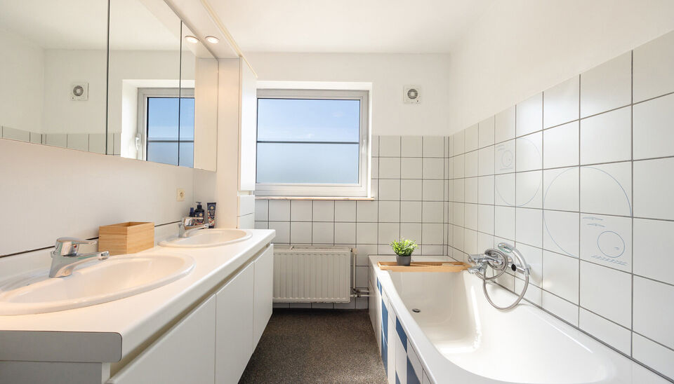 INSTAPKLARE, RUIME GEZINSWONING MET 5 SLAAPKAMERS, 3 BADKAMERS EN ZONNETERRAS OP EEN PRACHTIG WESTELIJK GEORIENTEERD PERCEEL VAN 10A55CA TE HASSELT!

In Sint-Lambrechts-Herk, vlak aan de verbindingsweg Hasselt-Sint-Truiden vinden we deze ruime en multifun