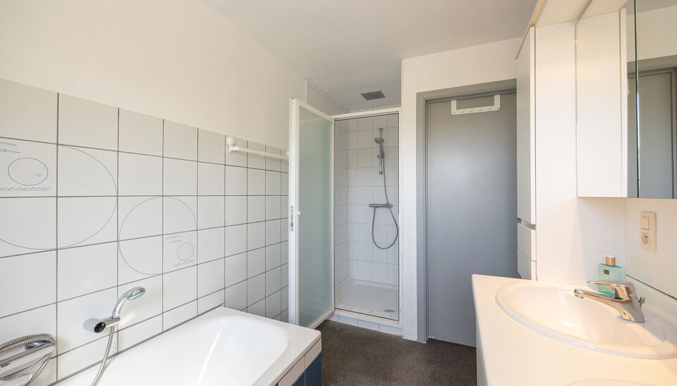 INSTAPKLARE, RUIME GEZINSWONING MET 5 SLAAPKAMERS, 3 BADKAMERS EN ZONNETERRAS OP EEN PRACHTIG WESTELIJK GEORIENTEERD PERCEEL VAN 10A55CA TE HASSELT!

In Sint-Lambrechts-Herk, vlak aan de verbindingsweg Hasselt-Sint-Truiden vinden we deze ruime en multifun