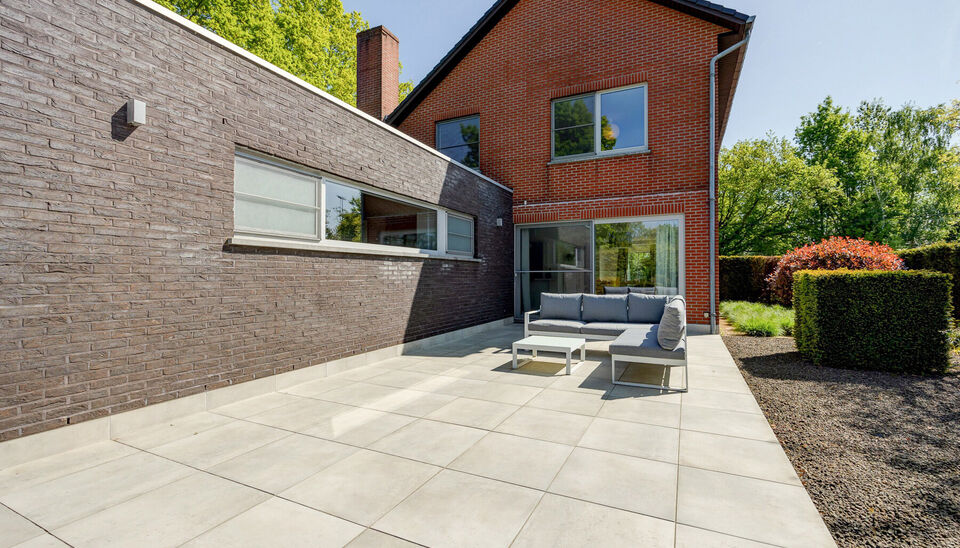 INSTAPKLARE, RUIME GEZINSWONING MET 5 SLAAPKAMERS, 3 BADKAMERS EN ZONNETERRAS OP EEN PRACHTIG WESTELIJK GEORIENTEERD PERCEEL VAN 10A55CA TE HASSELT!

In Sint-Lambrechts-Herk, vlak aan de verbindingsweg Hasselt-Sint-Truiden vinden we deze ruime en multifun