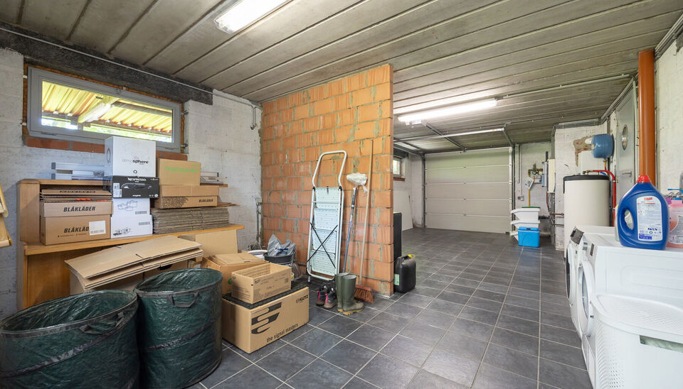 INSTAPKLARE, RUIME GEZINSWONING MET 5 SLAAPKAMERS, 3 BADKAMERS EN ZONNETERRAS OP EEN PRACHTIG WESTELIJK GEORIENTEERD PERCEEL VAN 10A55CA TE HASSELT!

In Sint-Lambrechts-Herk, vlak aan de verbindingsweg Hasselt-Sint-Truiden vinden we deze ruime en multifun